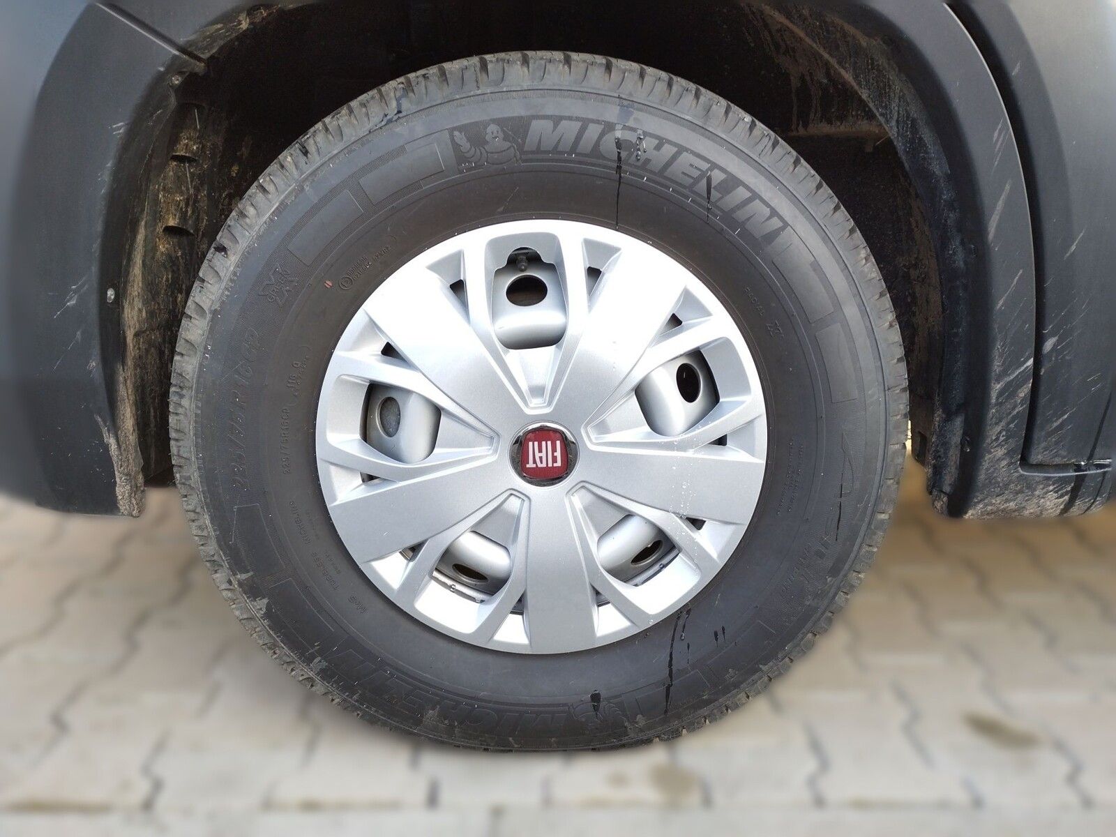 Fahrzeugabbildung Eura Mobil Van V 635 EB Captain-Chair-Sitze, Skyroof, RFK