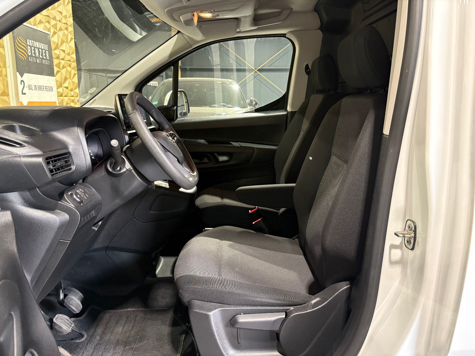 Fahrzeugabbildung Opel Combo E Cargo Edition/2-SITZ/APPLE/AHK/KLIMA