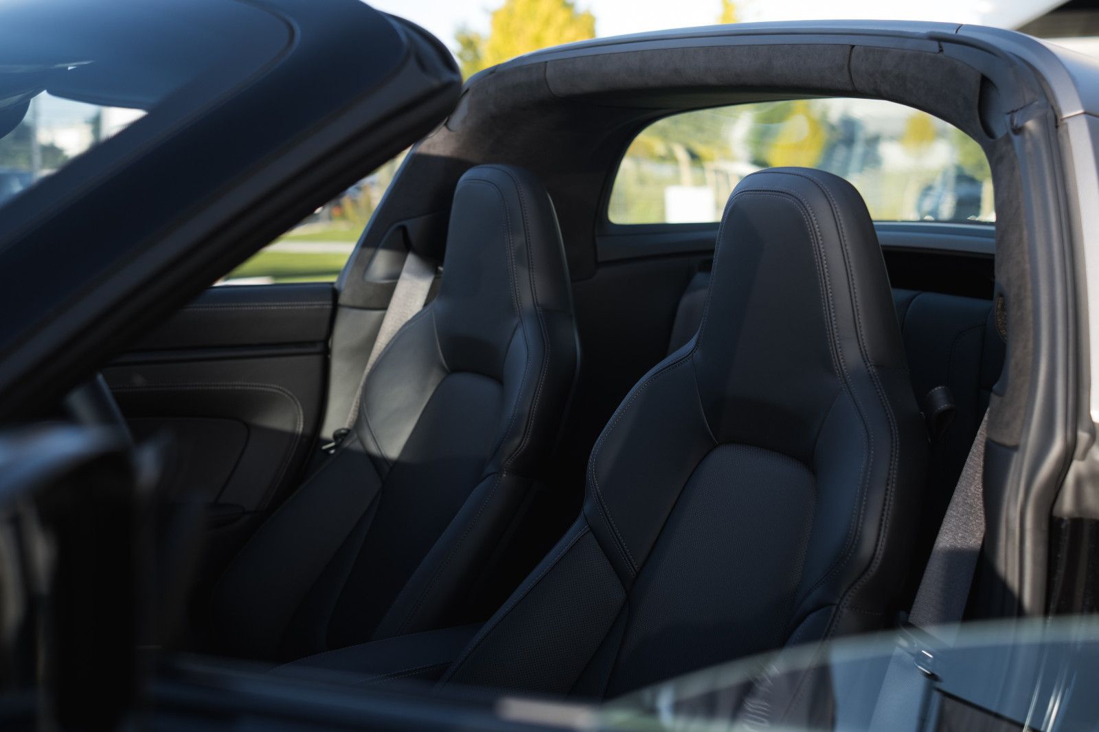 Fahrzeugabbildung Porsche 911/992 Targa 50 J. Porsche Design, Inno, Uhr!