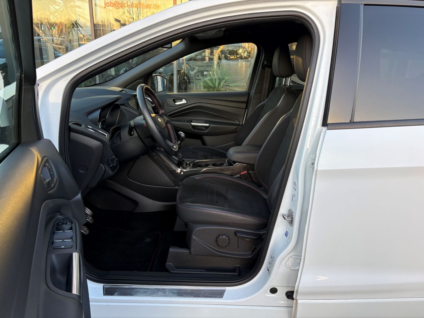 Fahrzeugabbildung Ford Kuga ST-Line Navi PDC SHZ Lenkradhzg BiXenon