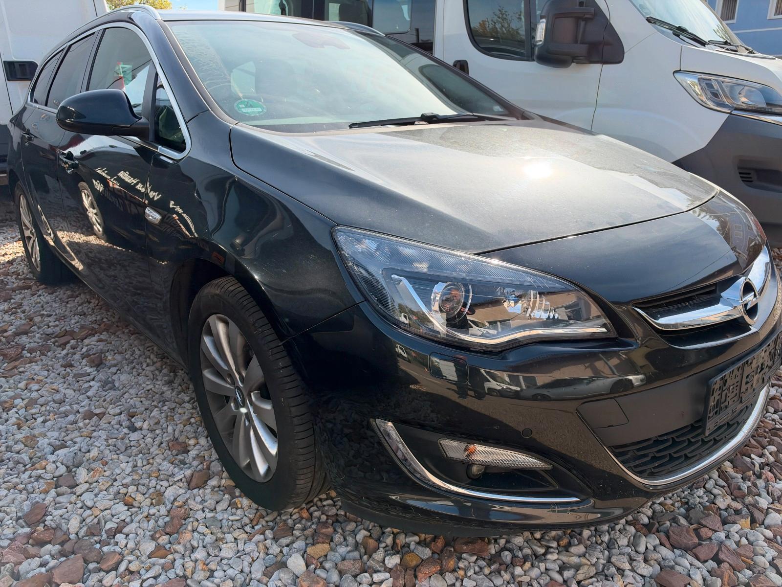 Opel Astra 2014 — rear view