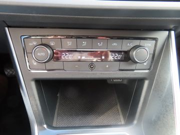Fotografie 21 des VW Polo VI Highline 1.0 85kw R-Line Paket Pano