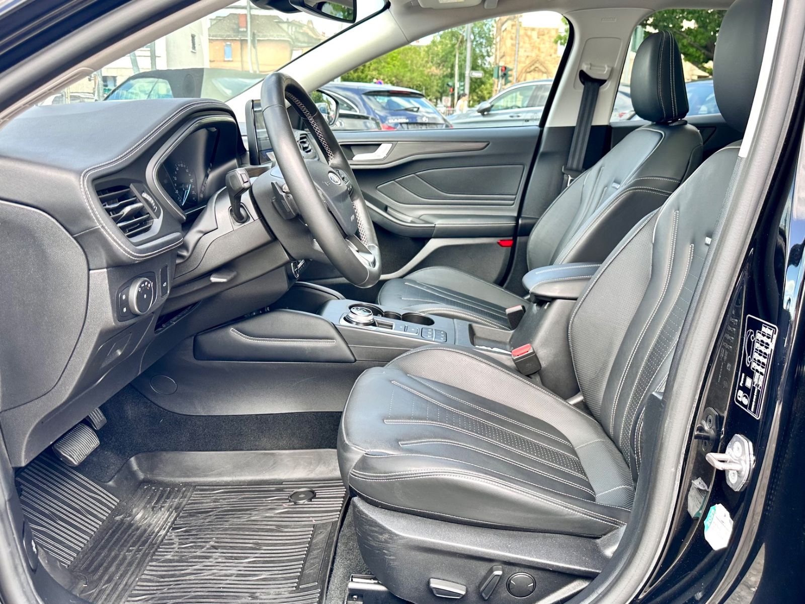 Fahrzeugabbildung Ford FOCUS TURNIER VIGNALE*PANO+LED+1.HAND*