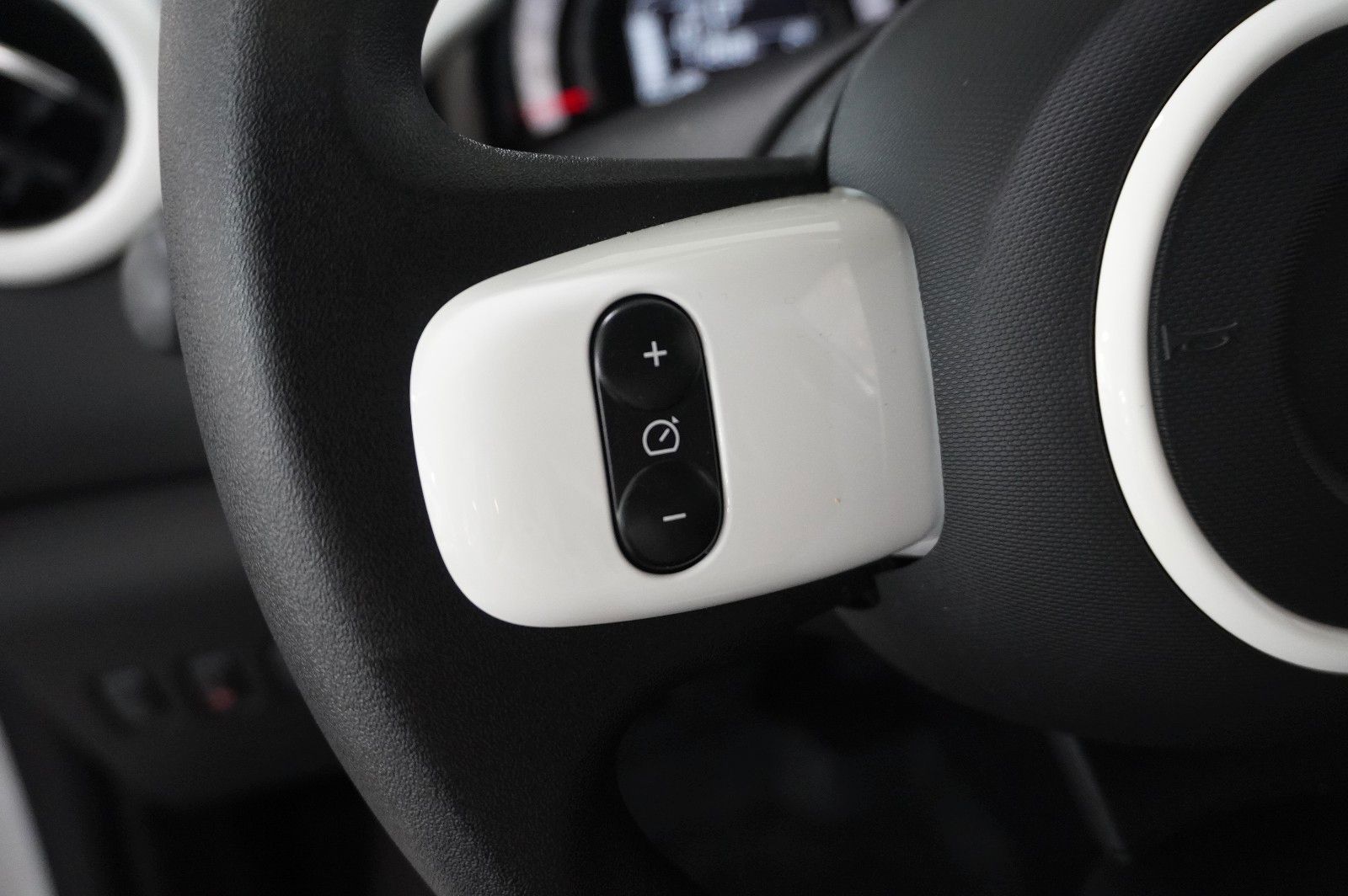 Fahrzeugabbildung Renault Twingo Equilibre Electric 22KWH NAVI/LED/DAB+