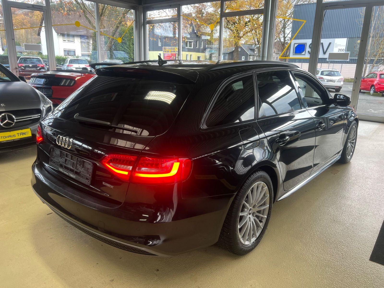 Fahrzeugabbildung Audi A4 Avant 2.0 TDI S line quattro *1.HAND*