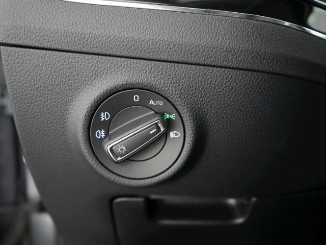 Superb COMBI L&K iV DSG+AHK+LED MATRIX+NAVI+STAN