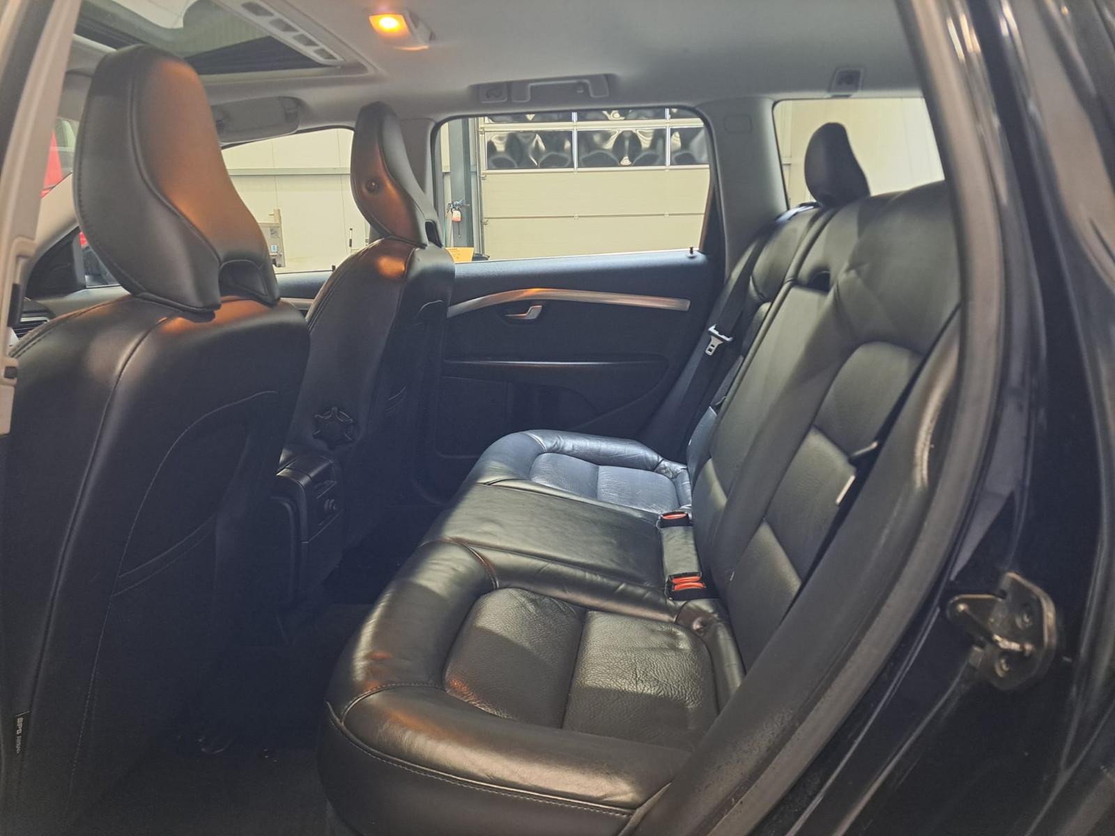 Volvo V70 2010 — photo 11