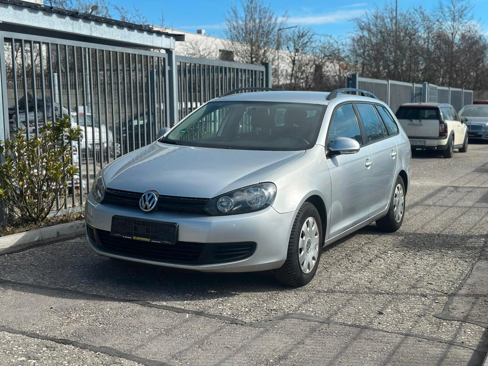 Volkswagen Golf 2011 — interior