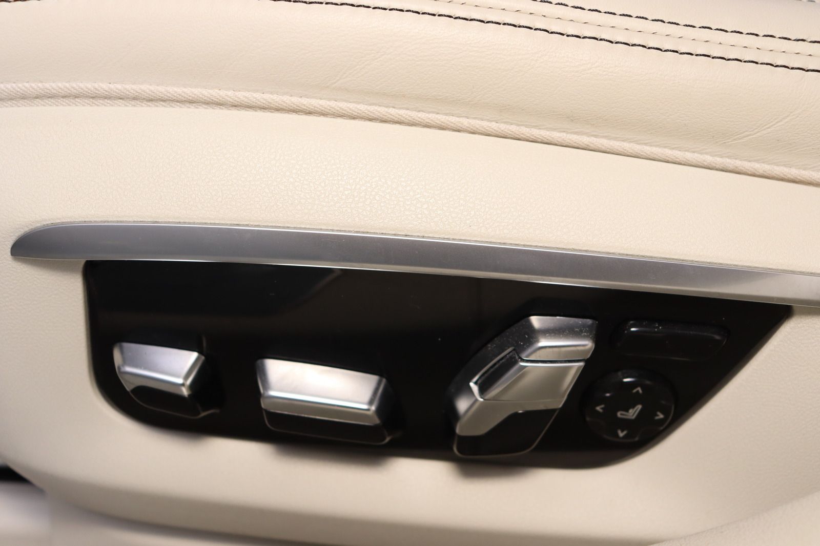 Fahrzeugabbildung BMW 750 L i xDrive M Paket Night-Vision * 4x Massage