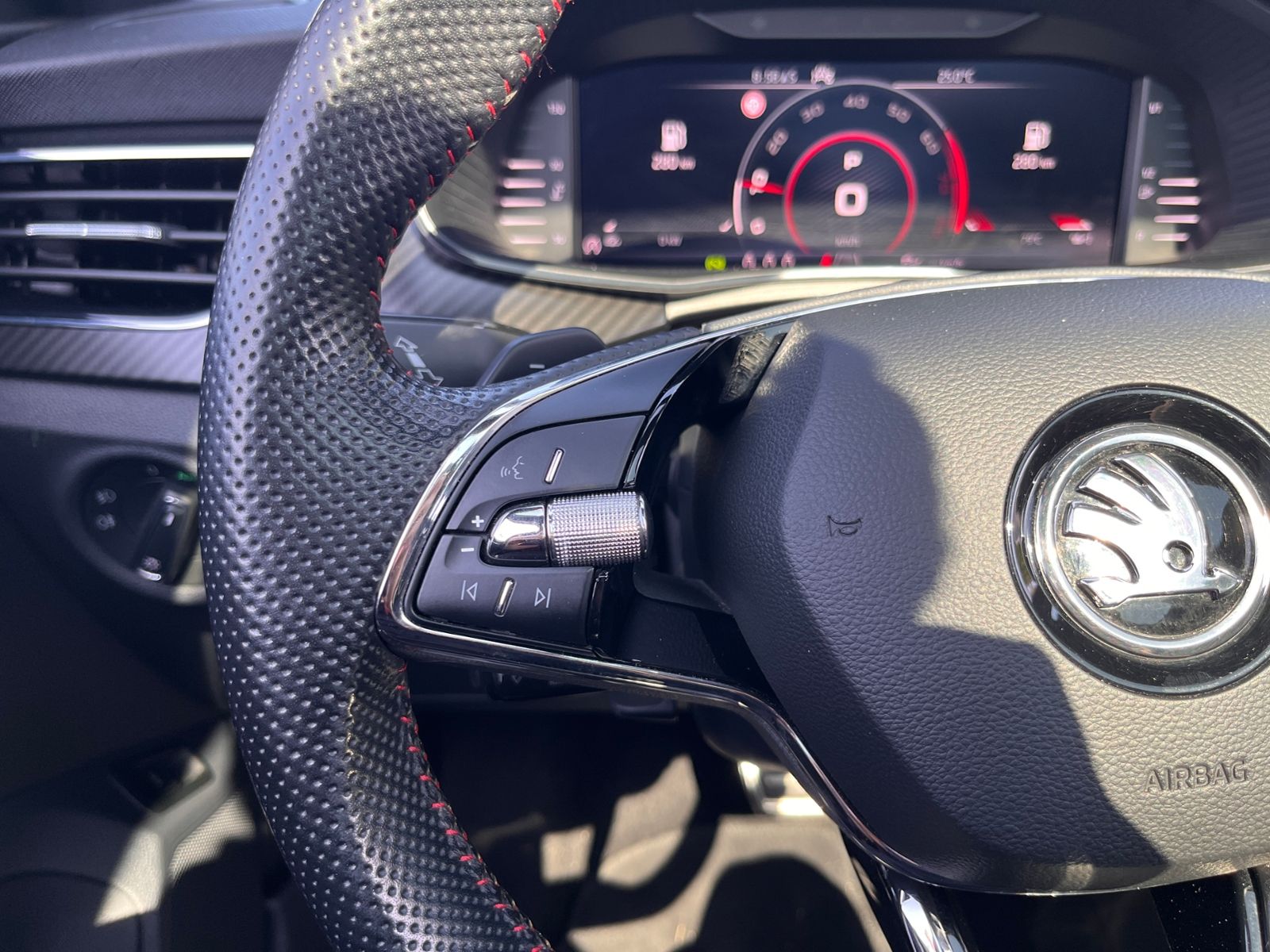 Fahrzeugabbildung SKODA KAMIQ  Monte Carlo PANO ACC KAM LED