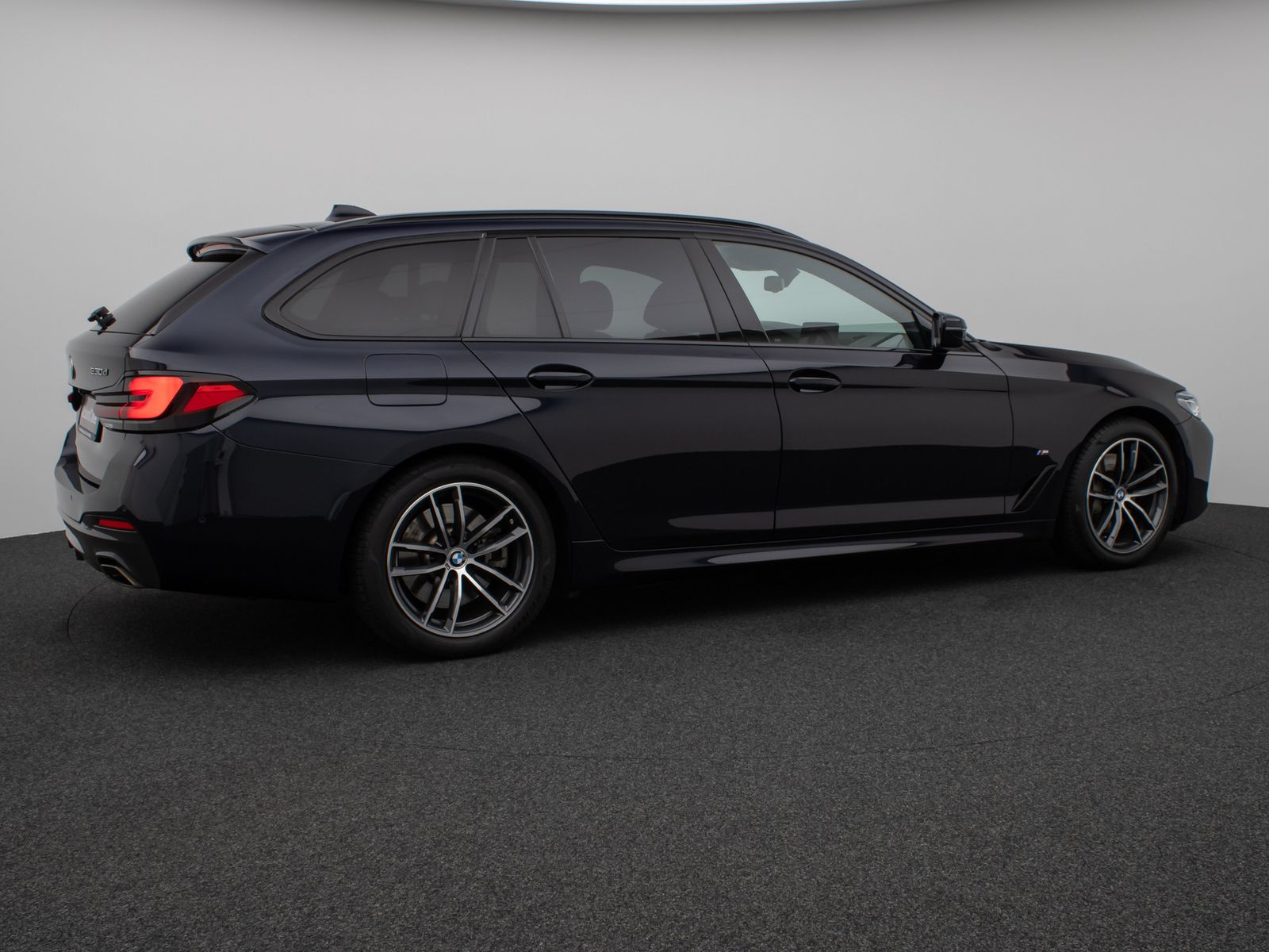 Fahrzeugabbildung BMW 530d xD M Sport Kamera Laser HUD DAB AHK Komfort