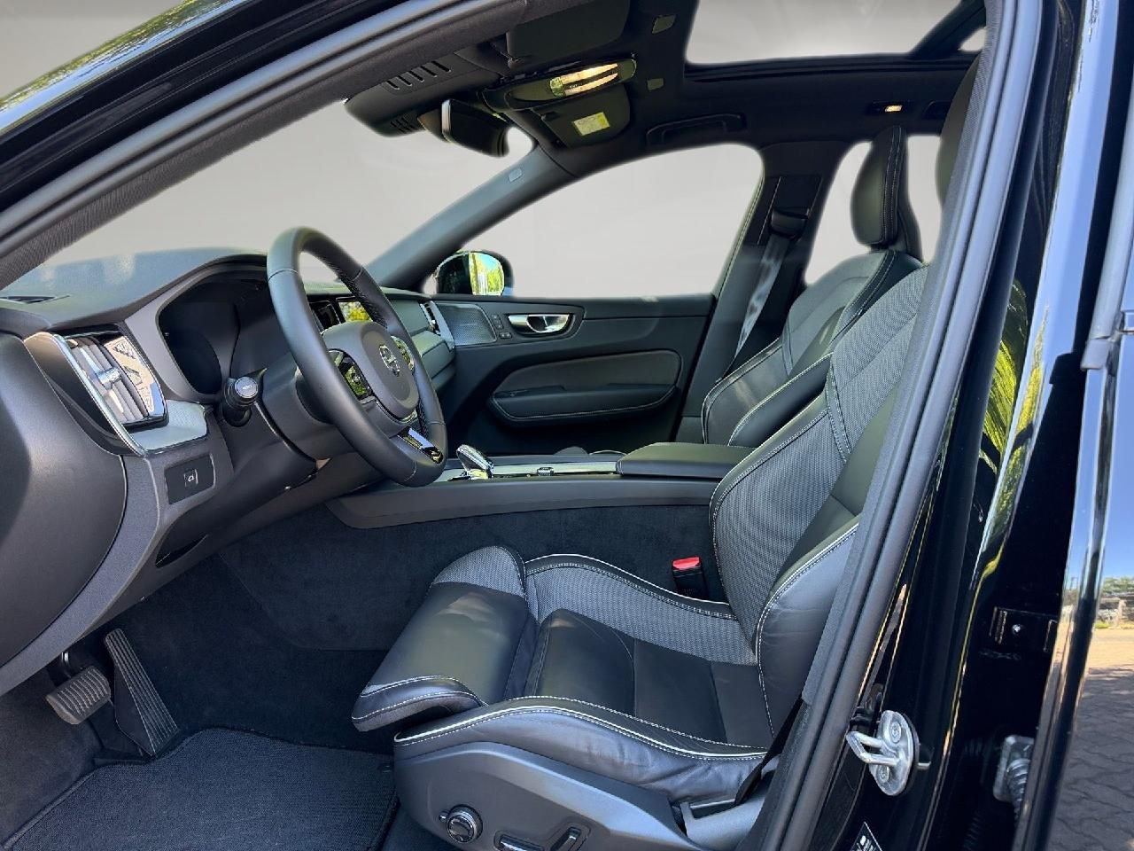 Fahrzeugabbildung Volvo XC60 B5 Benzin AWD Plus Black Edition