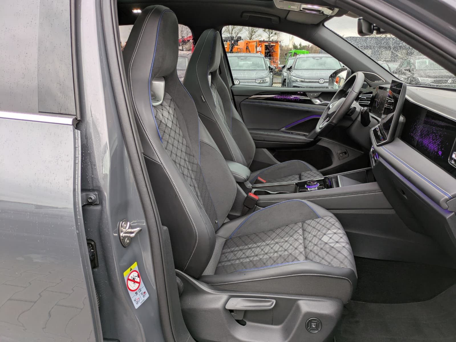 Fahrzeugabbildung Volkswagen Tiguan 2.0 TDI 4M R-Line PANO*H&K*AHK*MATRIX*20"