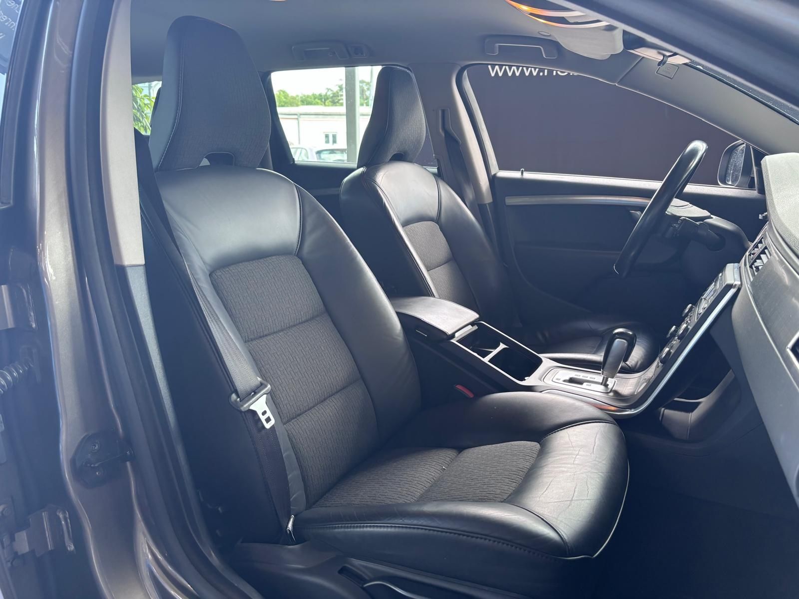 Fahrzeugabbildung Volvo V70 Kombi Momentum KLIMA NAVI ALU