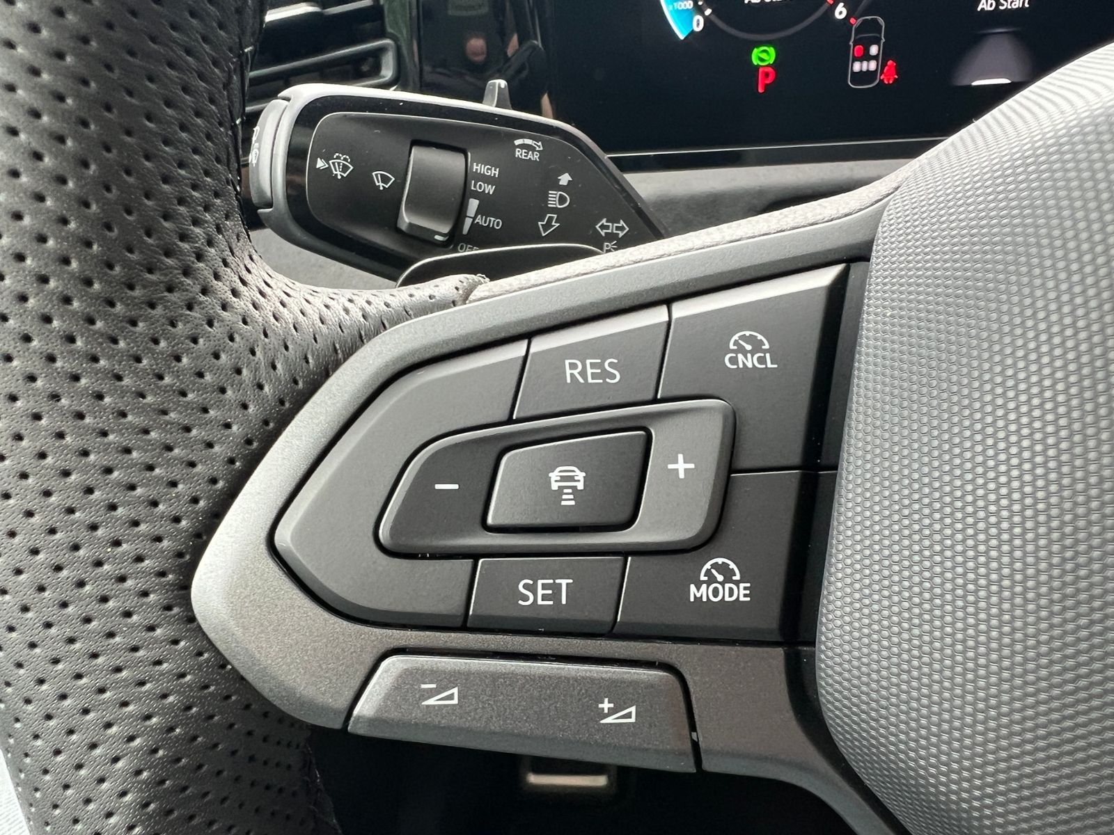 Fahrzeugabbildung Volkswagen Tiguan  R-Line 2.0 TDI DSG 4MOTION *AHK, Navi, P