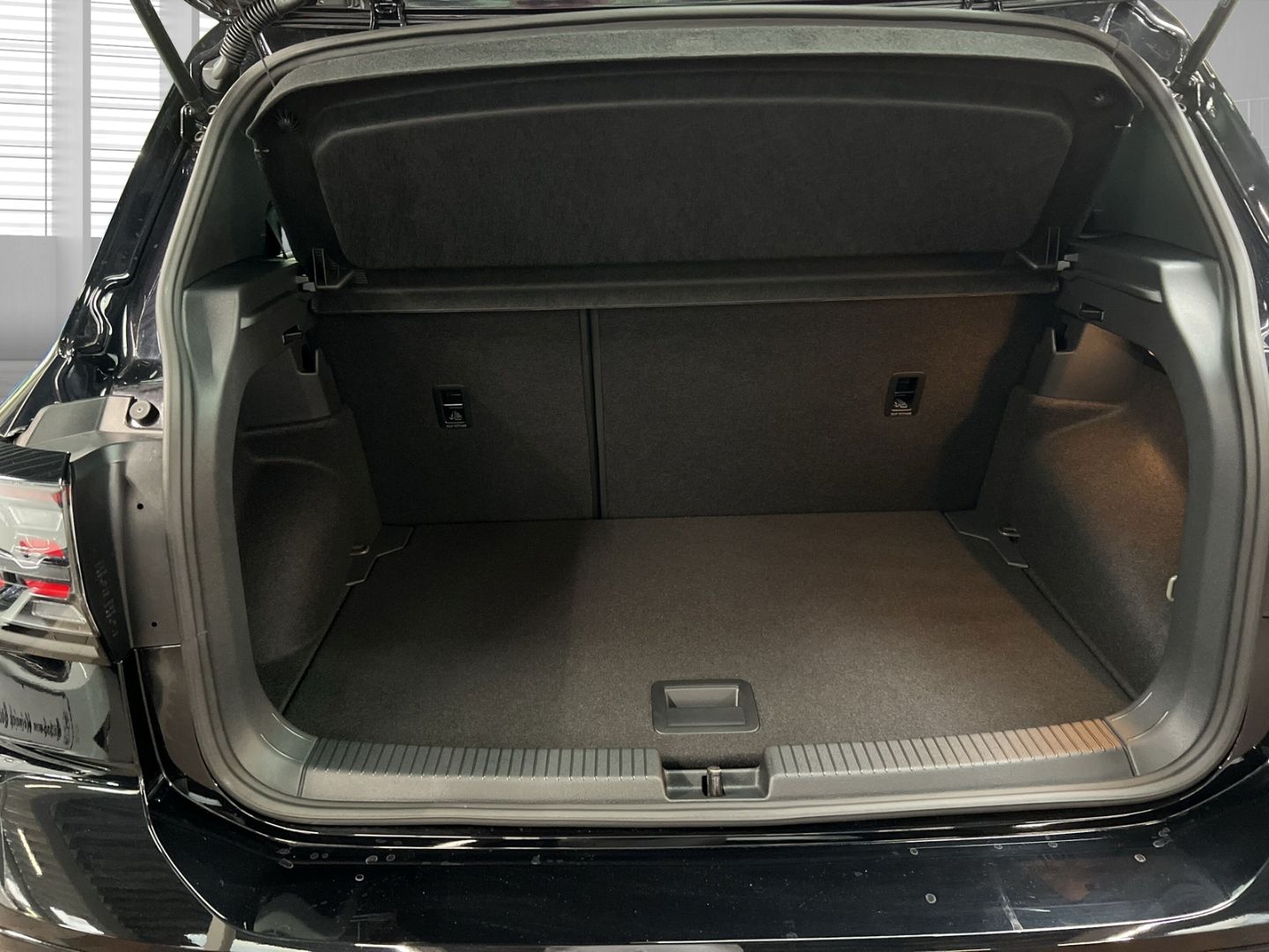 Fahrzeugabbildung Volkswagen T-Cross R-Line 1.0 TSI Sportpaket AHK-abnehmbar