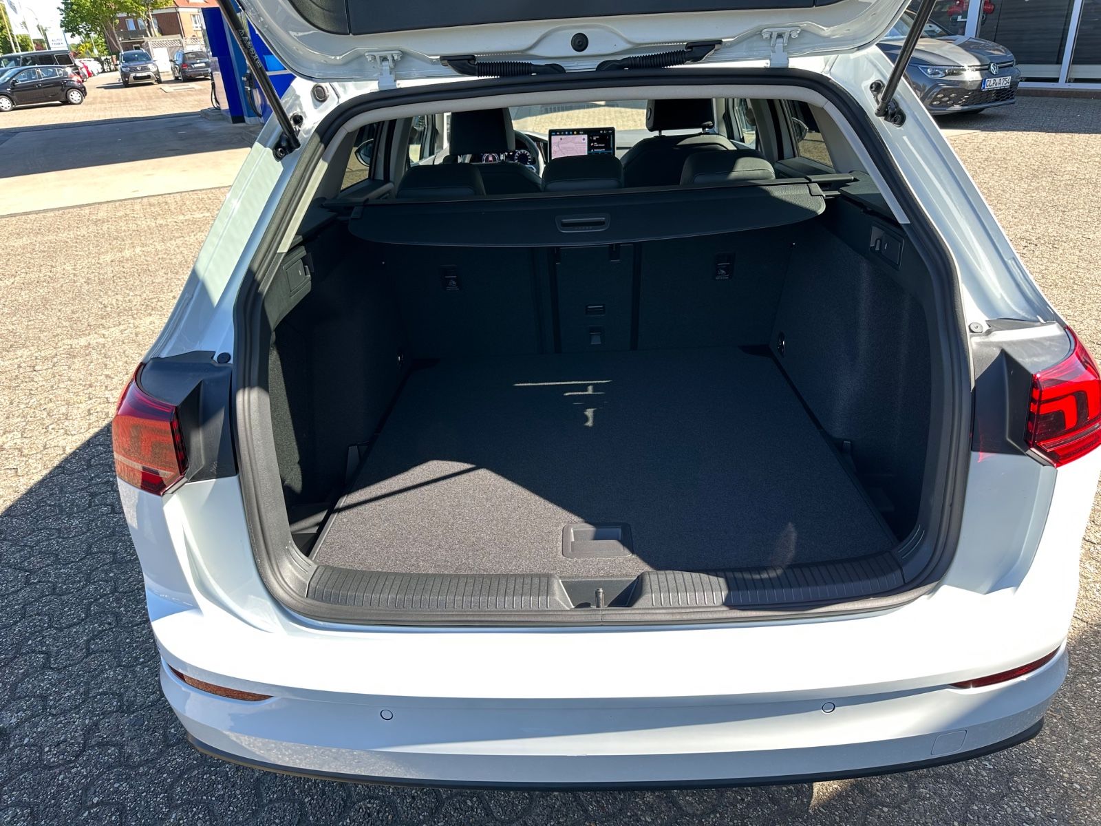 Fahrzeugabbildung Volkswagen Golf VIII Variant 1.5 TSI Life Navi/ACC/LED/Shzg