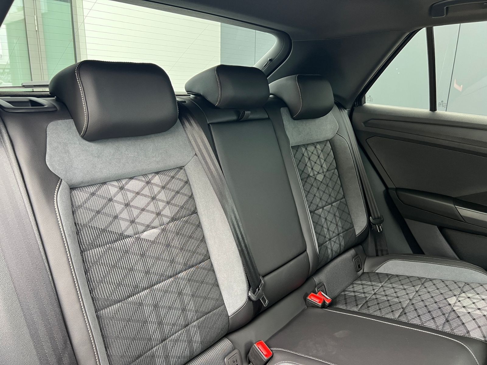 Fahrzeugabbildung Volkswagen T-Roc R-Line 1.5 TSI DSG *AHK, Pano, Black Style