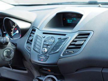 Bild 14 Ford Fiesta 1,0 Automatik Sitz-/Frontscheibenheizung