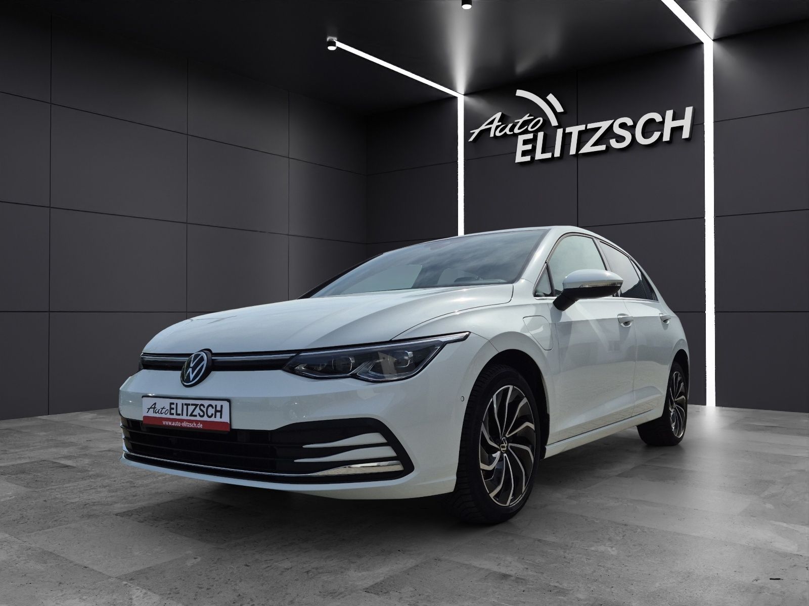 Fahrzeugabbildung Volkswagen Golf VIII eHybrid Style Matrix Navi HUD AID ACC