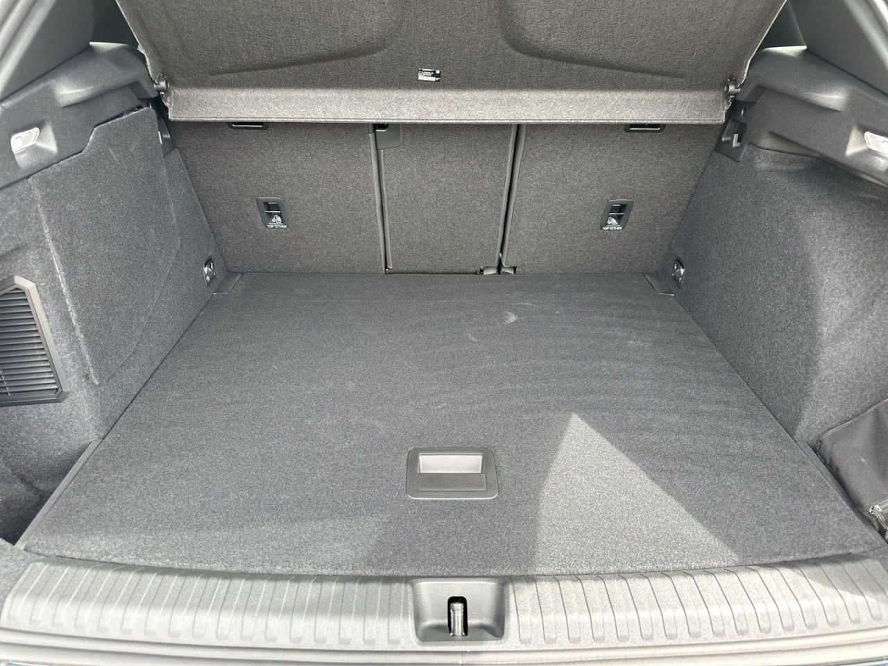 Fahrzeugabbildung CUPRA Terramar 1.5 e-Hybrid 150 kW - mit KI generiert/bearbeitet