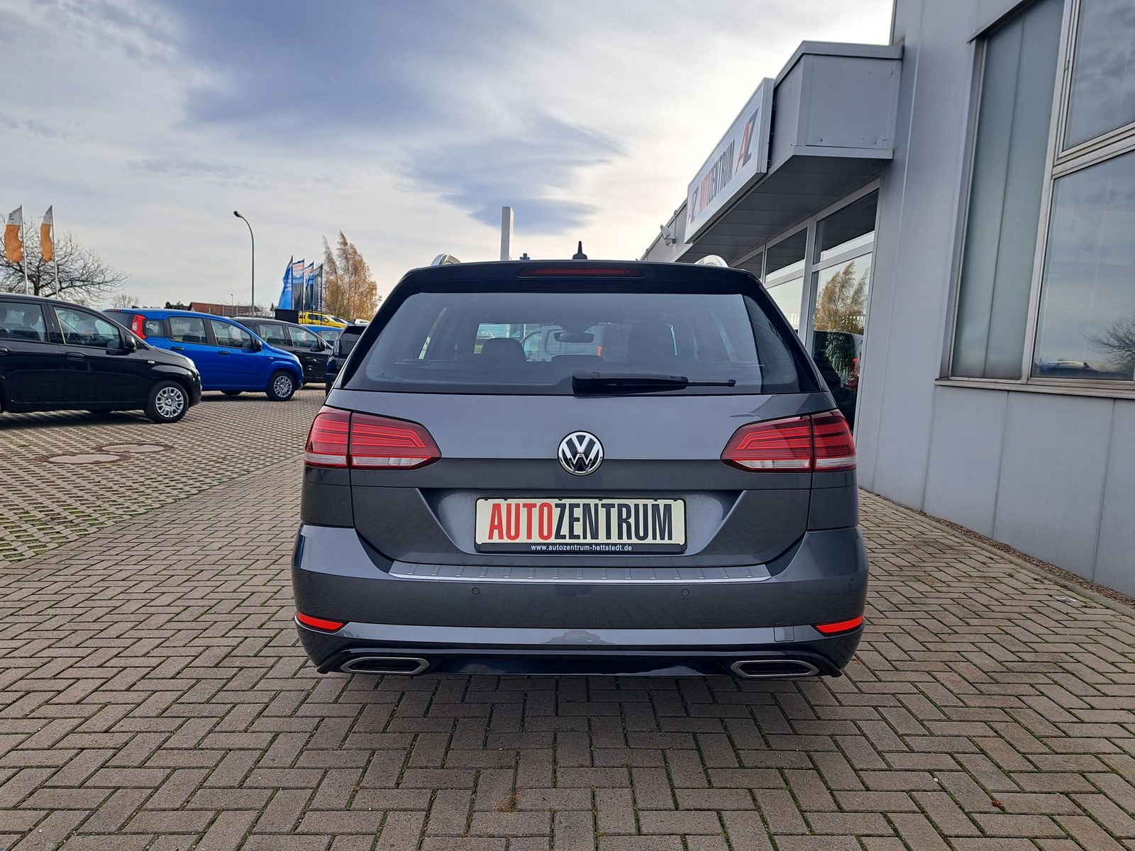 Fahrzeugabbildung Volkswagen Golf 2x R-LINE 1.5TSI DSG LED DYNAUDIO-SOUND ACC