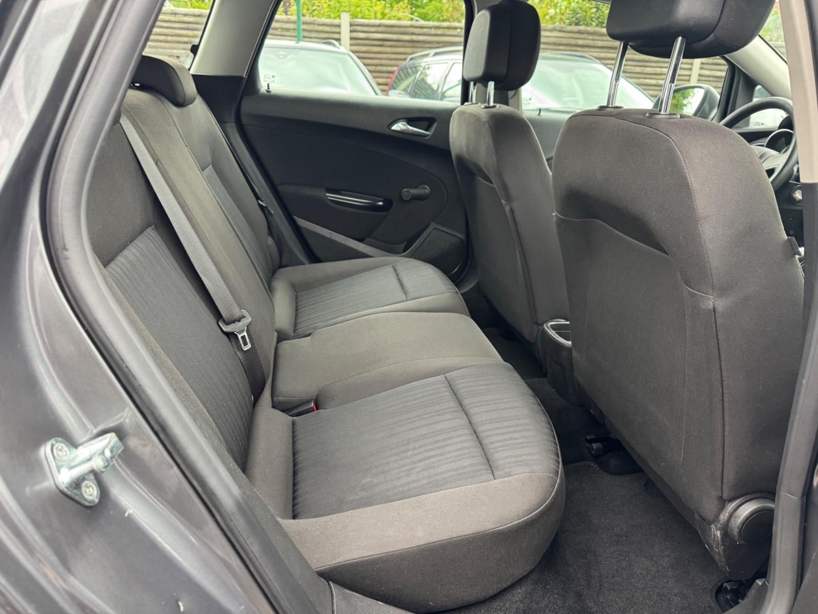 Opel Astra 2011 — photo 20