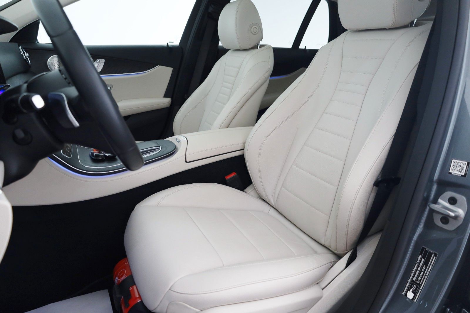 Fahrzeugabbildung Mercedes-Benz E 300de 4M T Avantgarde Leder,Navi,LED,PanoDach