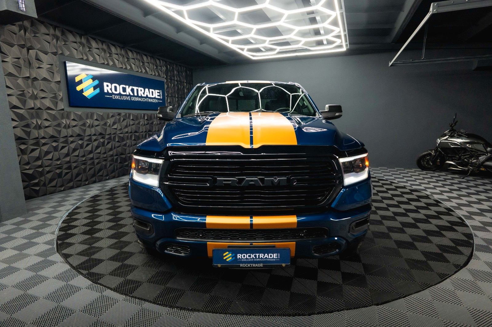 Fahrzeugabbildung Dodge RAM 5.7 V8 HEMI 4x4 OFFROAD Night-Paket *LED*19%