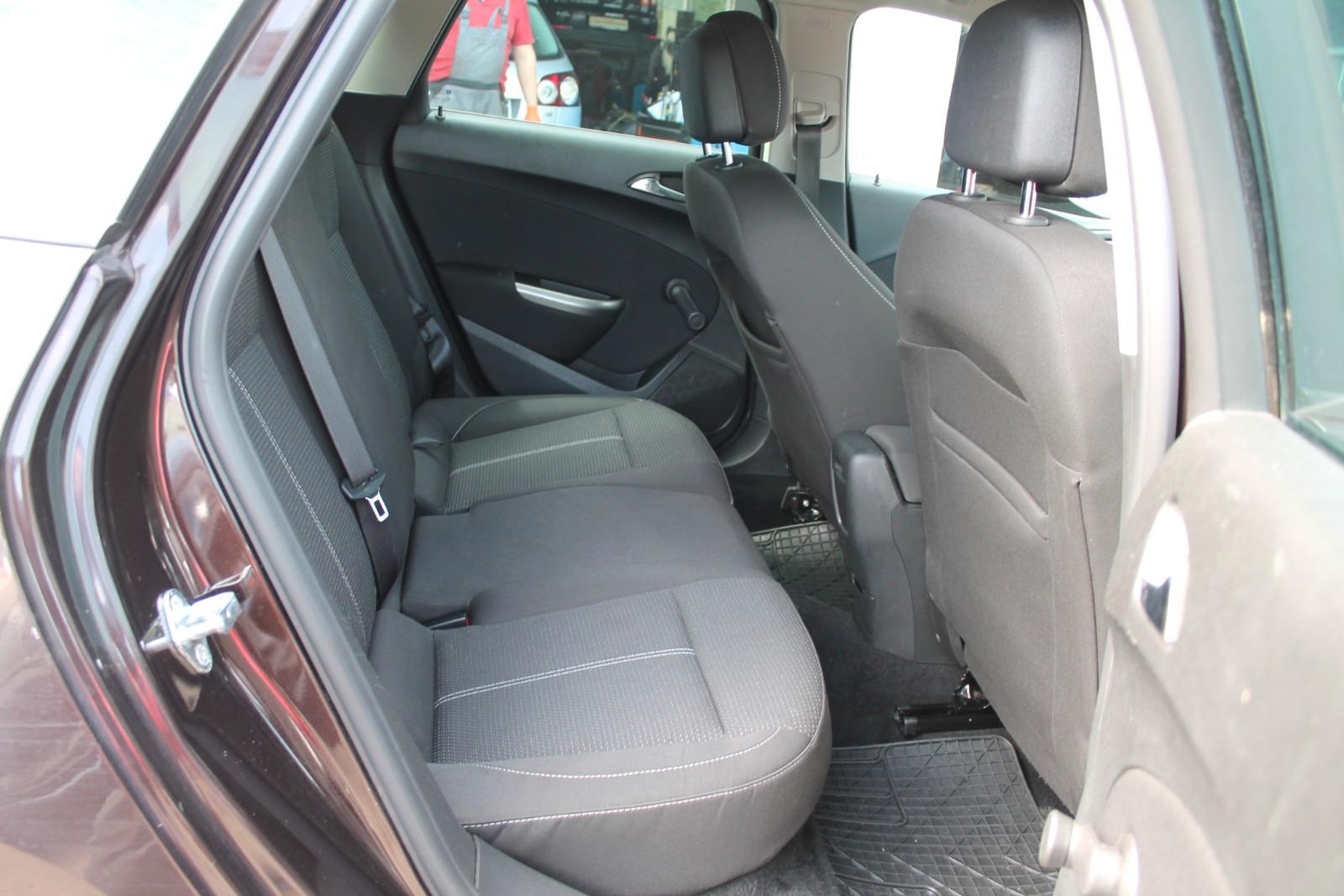 Opel Astra 2011 — photo 15