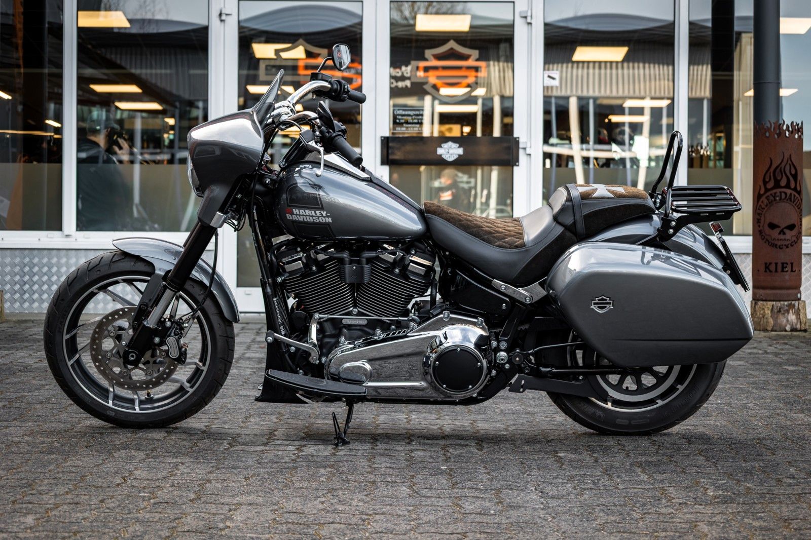 Fahrzeugabbildung Harley-Davidson FLSB SPORT GLIDE 107 - Dr. Jekill & Mr. Hyde -