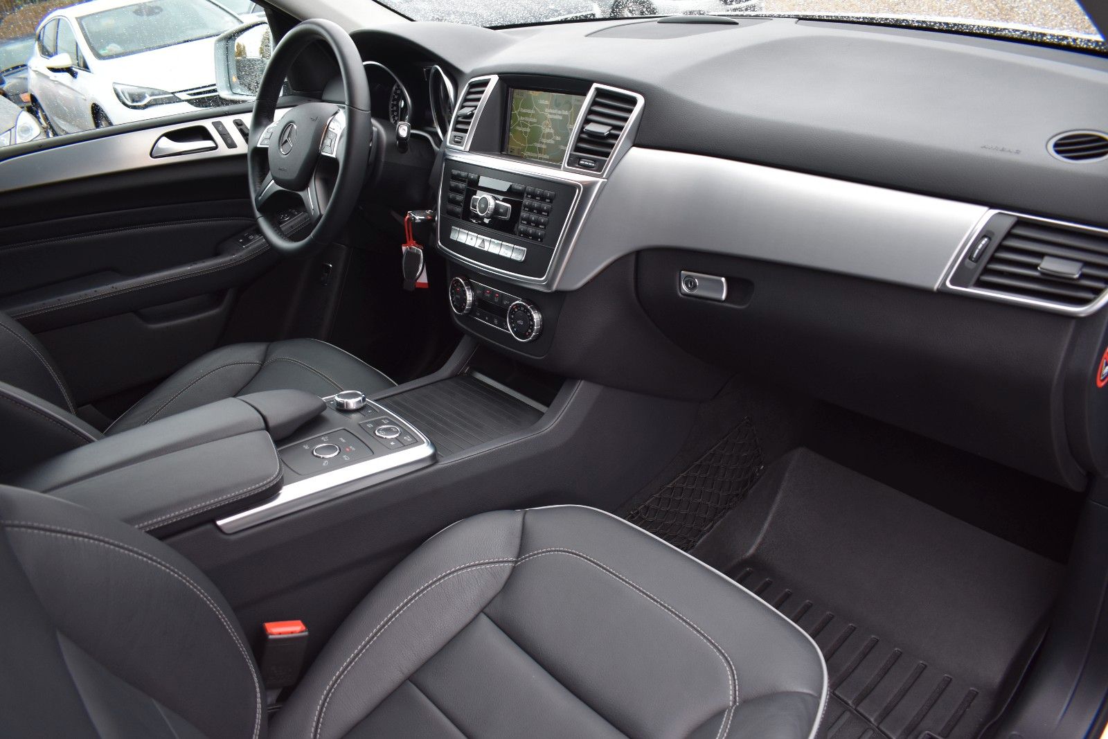 Fahrzeugabbildung Mercedes-Benz ML 350 CDI BlueTec 4Matic AHK/PANO/DISTRONIC