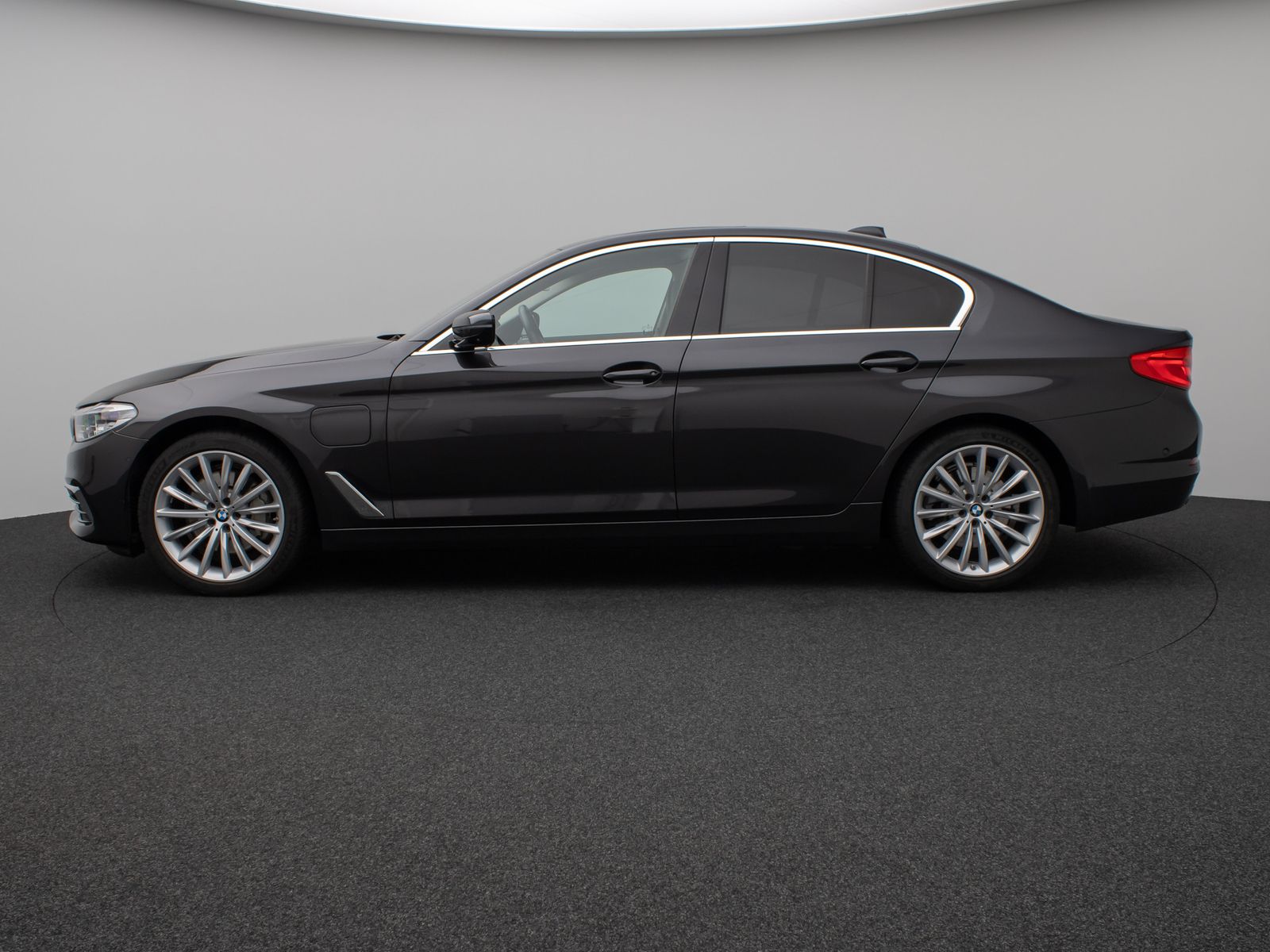 Fahrzeugabbildung BMW 530e xD LuxuryLine 360°Glasdach HUD HiFi Massage