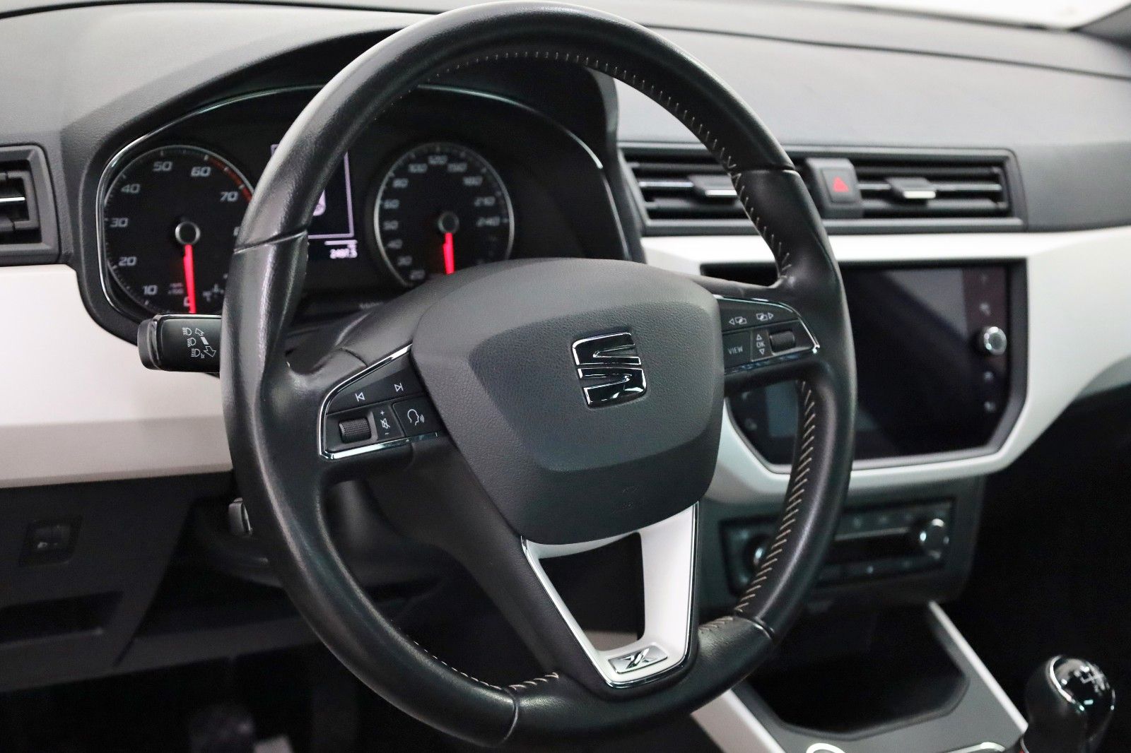 Fahrzeugabbildung SEAT Arona Xcellence Navi,SH,PDC,Kamera,SR+WR