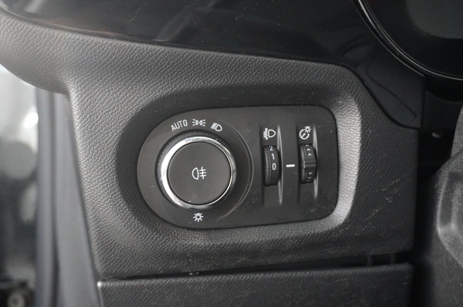Fahrzeugabbildung Opel Corsa-e  ELEGANCE SHZ|16"ALU|PDC|SHZ|KAMERA