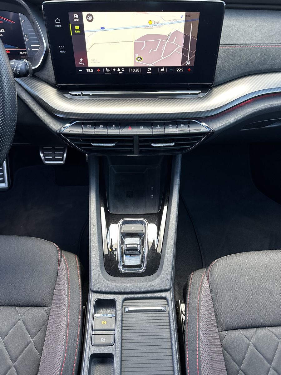 Fahrzeugabbildung SKODA Octavia Combi RS NAV+MATRIX+PANO+STHZ+18ZOLL+KAM