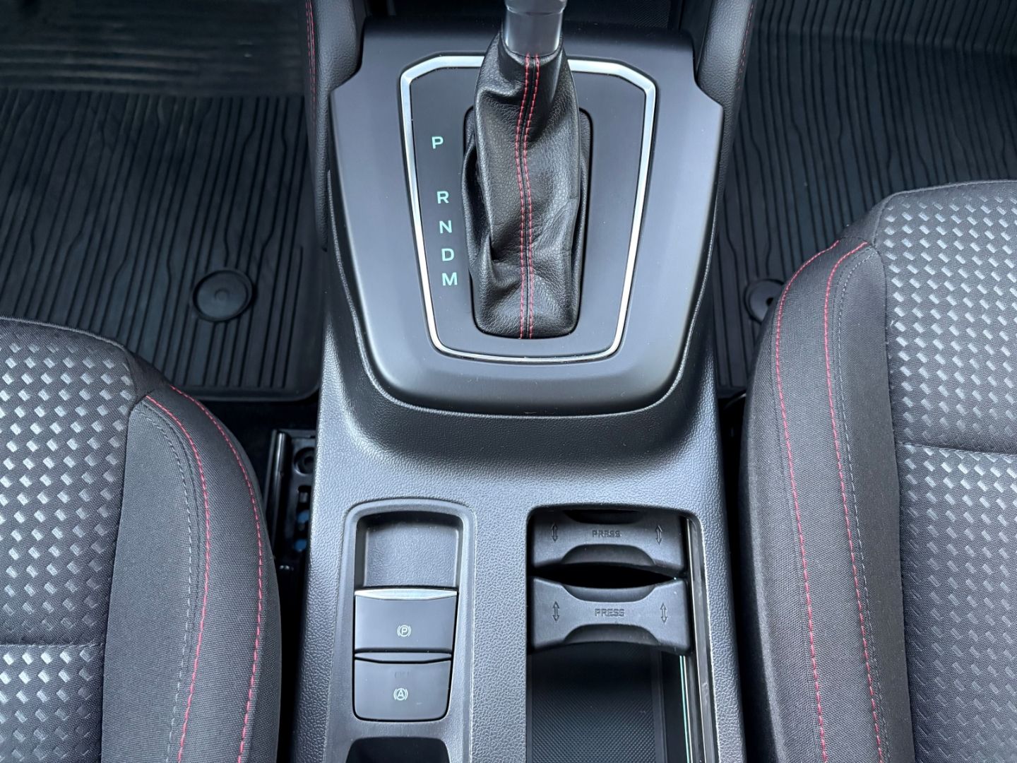 Fahrzeugabbildung Ford Focus Turnier ST-Line X MHEV AHK Kamera Navi LED