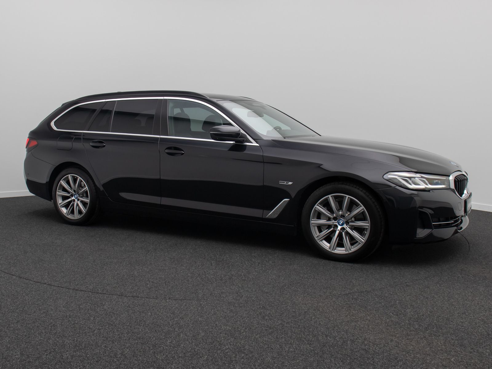 Fahrzeugabbildung BMW 530e xD Panorama 360&deg;DAB HiFi 4xKlima AHK Alarm