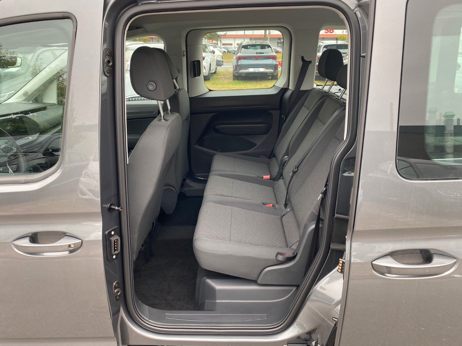 Fahrzeugabbildung Volkswagen Caddy 2.0 TDI DSG Kombi+App+KAMERA+PDC+TEMPOMAT+