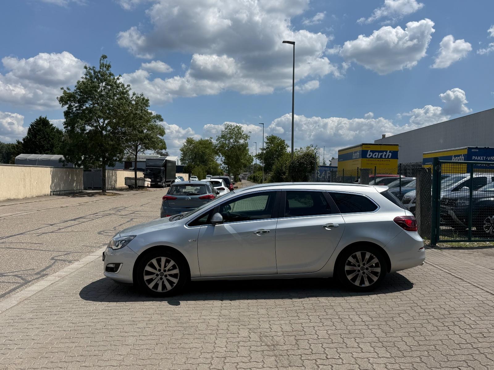 Opel Astra 2013 — rear view