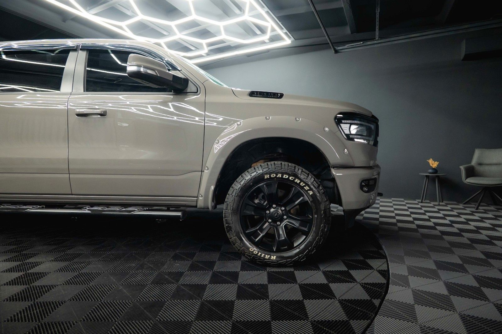 Fahrzeugabbildung Dodge RAM 5.7 V8 HEMI 4x4 OFFROAD Night PUNISHER 19%