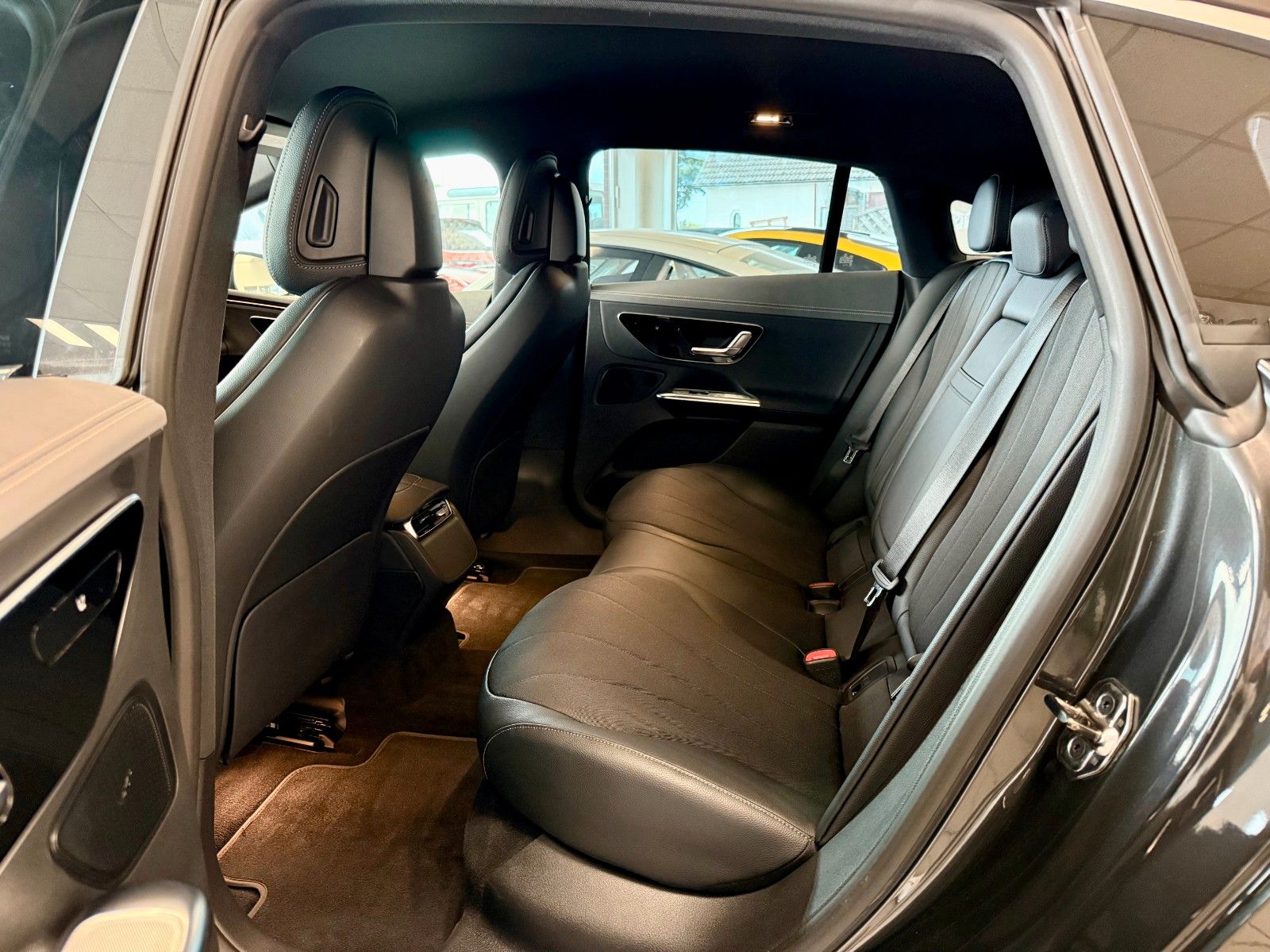 Fahrzeugabbildung Mercedes-Benz EQE 300 Electric Art Advanced/AHK/Kamera/19Zoll