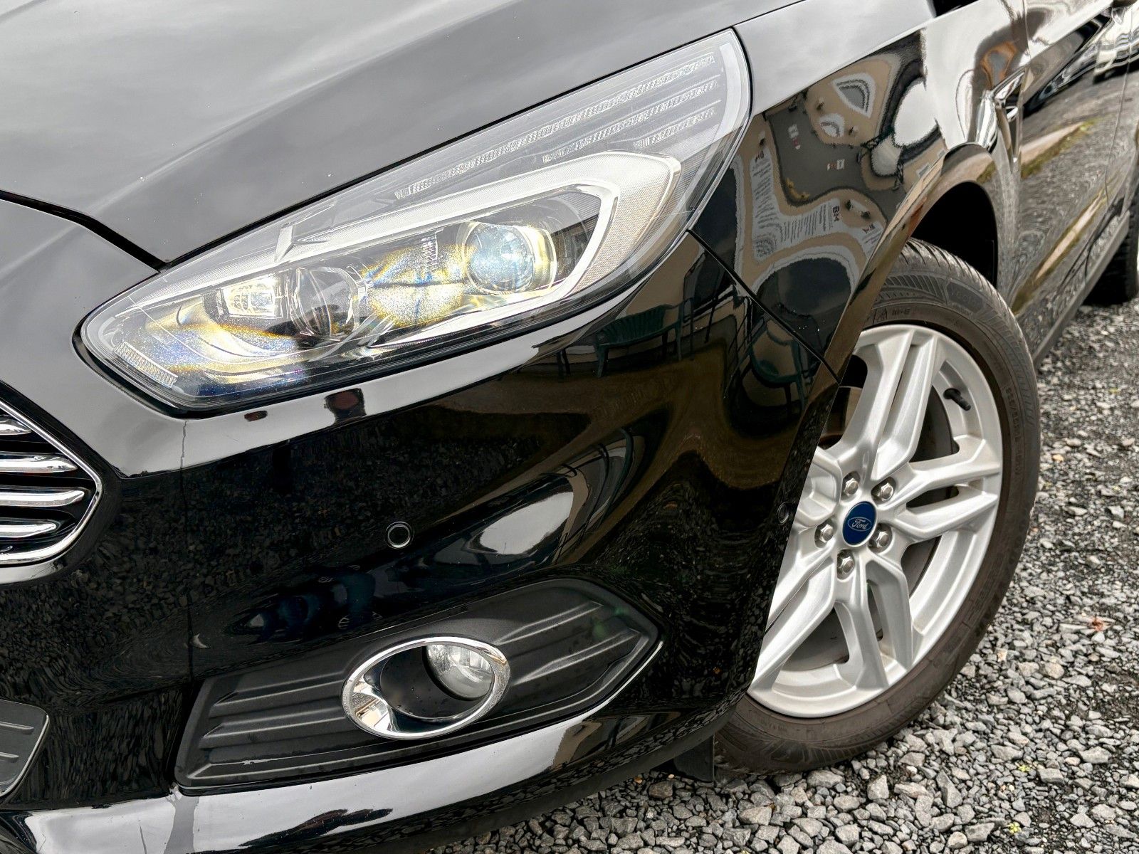 Fahrzeugabbildung Ford S-MAX 2.0 TITANIUM Aut. Navi LED 7-SITZER SPORTS