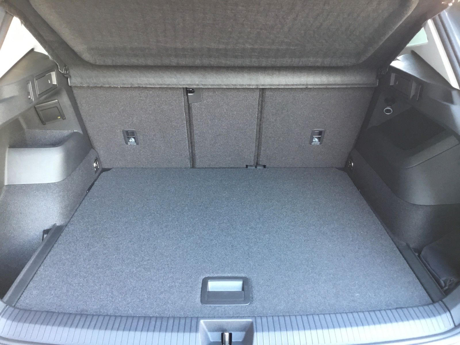 Fahrzeugabbildung Volkswagen Tiguan 1.5 eTSI DSG Life+AHK+360°+18"+LED+AppCon