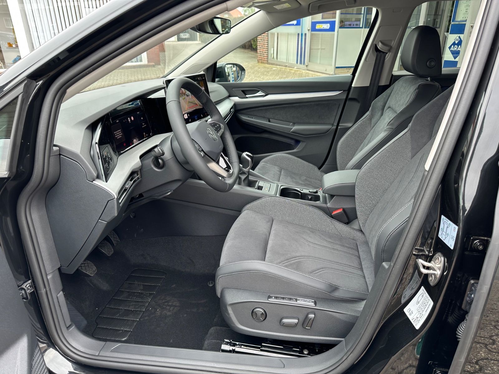 Fahrzeugabbildung Volkswagen Golf VIII Variant 1.5 TSI Life Navi/ACC/LED/Shzg