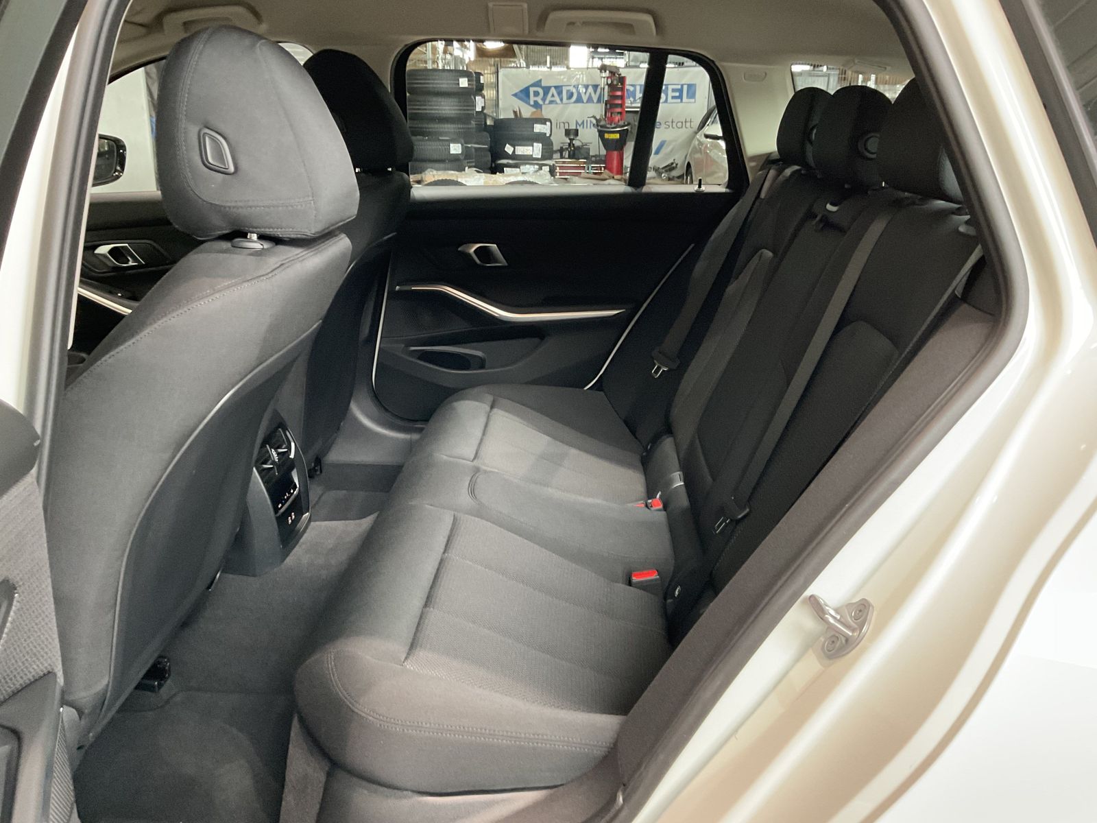 Fahrzeugeinzelansicht 12 Fahrzeugabbildung BMW 318i |Komfortzugang |Sitzheizung |Parking Assist