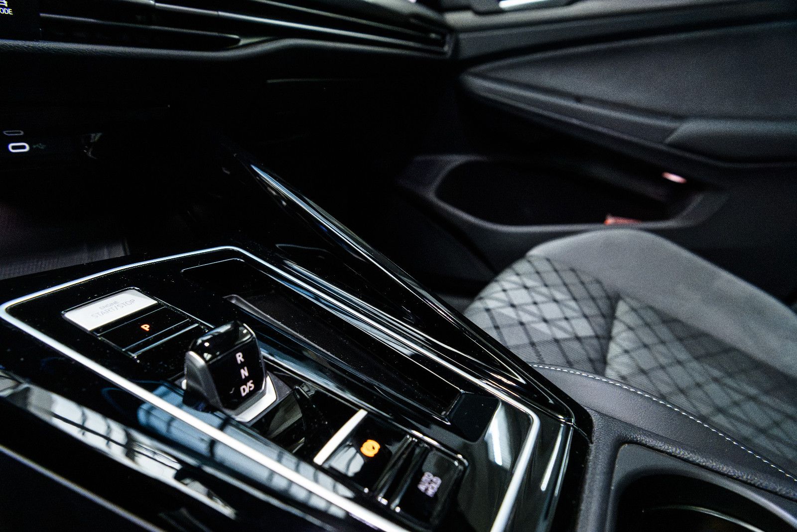 Fahrzeugabbildung Volkswagen Golf Variant R-Line eTSI DSG+AHK+Kamera+Pano