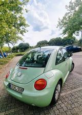Volkswagen New Beetle 1.6 en vogue en vogue - Volkswagen New Beetle mit Benzin-Antrieb: Limousine, 1.6