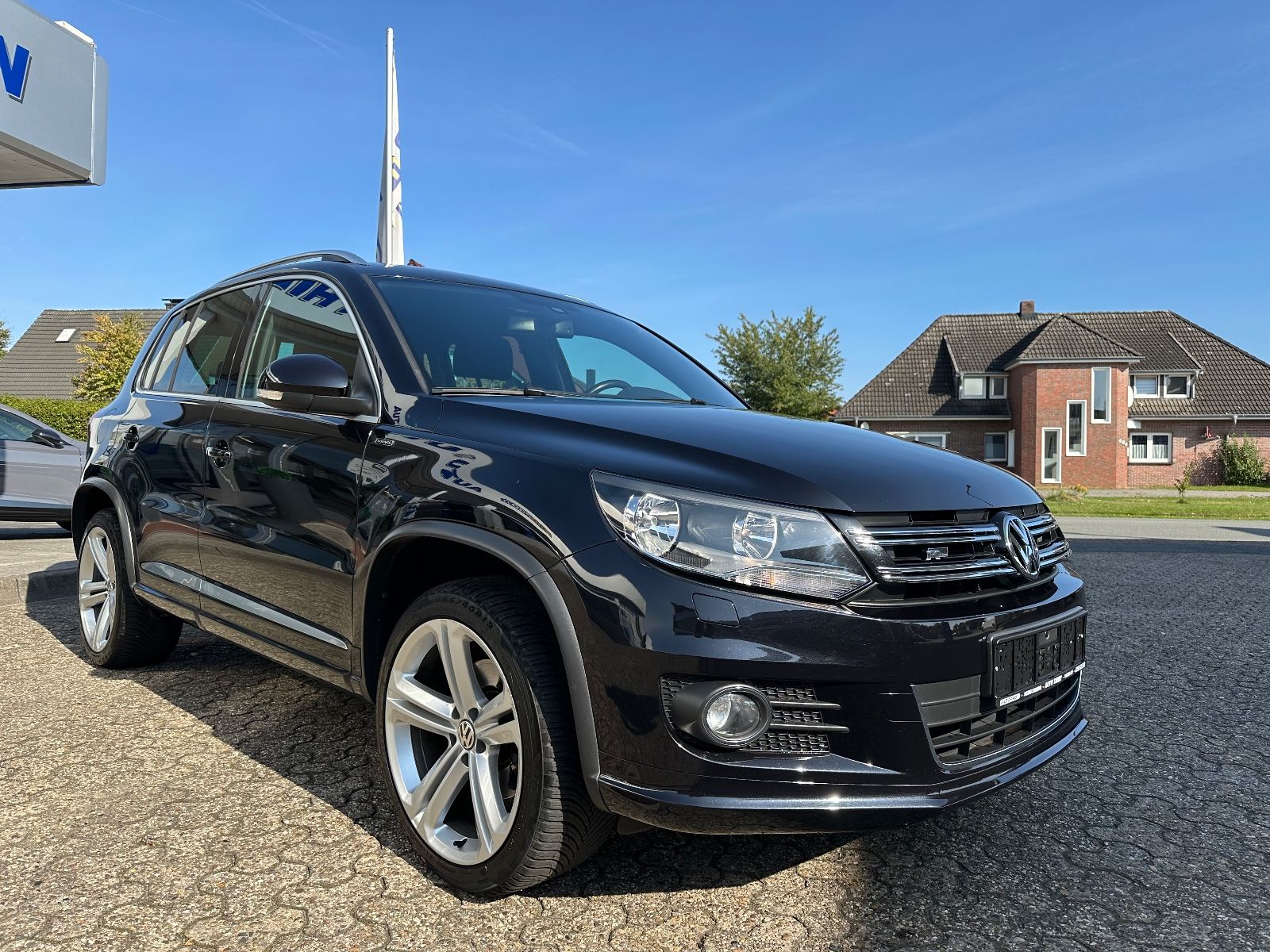 Fahrzeugabbildung Volkswagen Tiguan 1.4 TSI R-Line AHK/Navi/GRA/SHZG