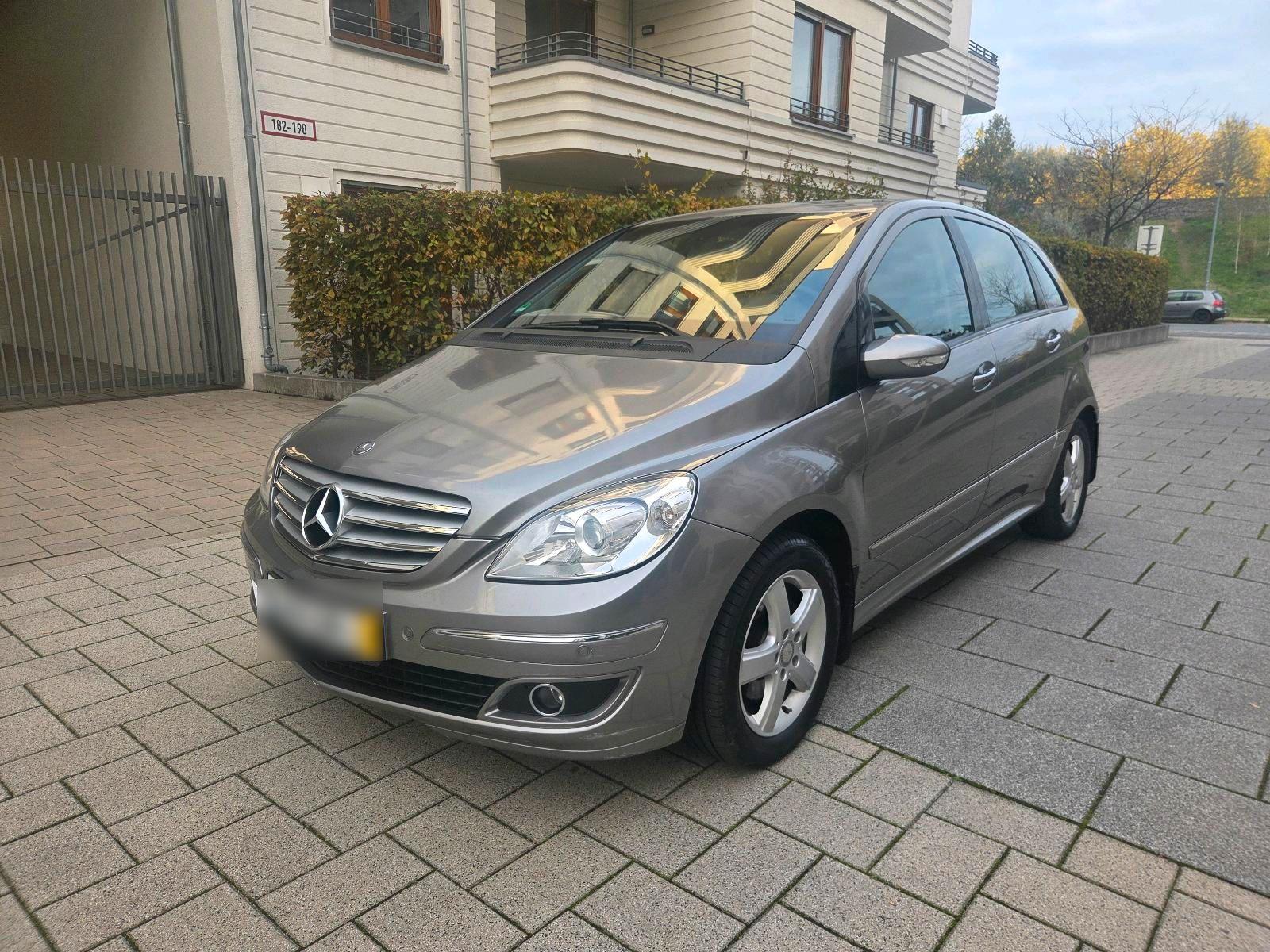 Mercedes-Benz B 180